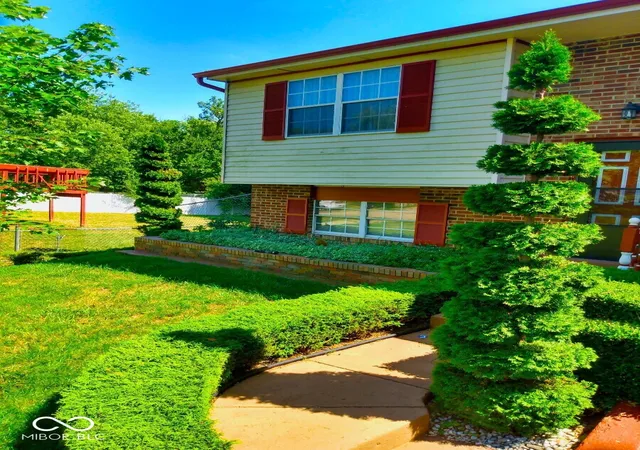 Photo 3 of Single family home for sale at 9425 Pepperidge Dr, Indianapolis, IN 46235 | MLS# 22089597 | Listing updated on 2026-08-18