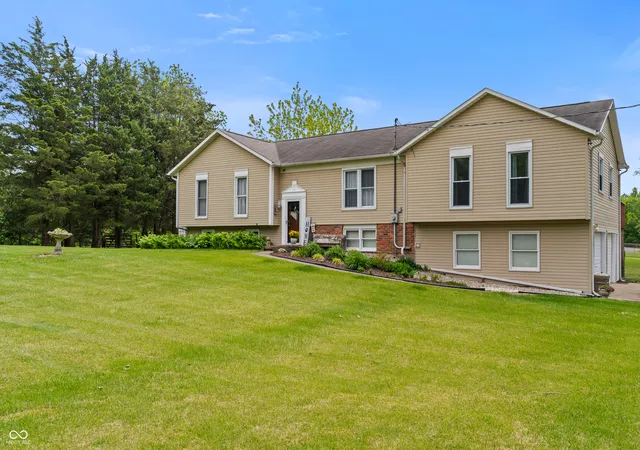 Homes for sale in Hope, IN | 17975 E County Road 365 N, Hope, IN 47246 | MLS# 22090323