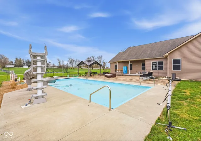 2nd image of 16310 E Main St, Columbus, IN 47203 | MLS# 22090430
