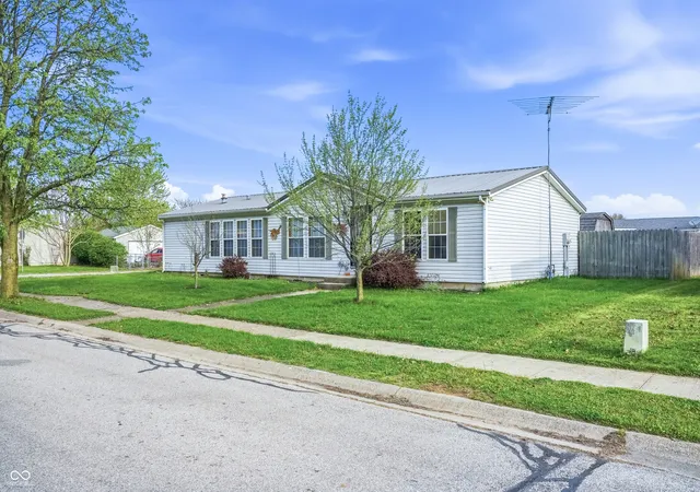 Homes for sale in Columbus, IN | 3336 Fall Valley Dr, Columbus, IN 47203 | MLS# 22091931