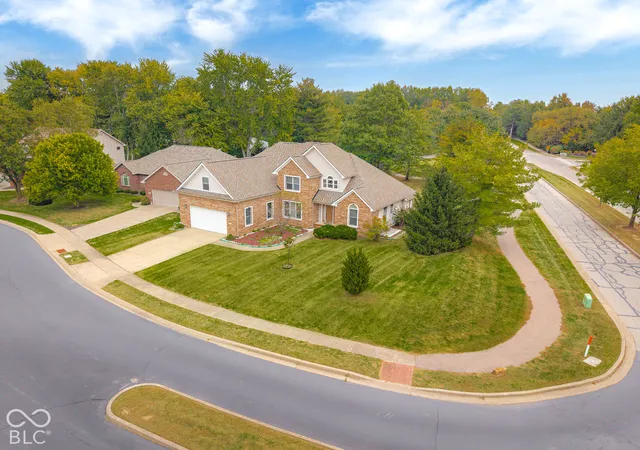 Photo 4 of Single family home for sale at 725 Greystone Ct, Columbus, IN 47201 | MLS# 22092436 | Listing updated on 2026-10-21