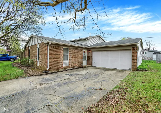 3rd image of 1515 Canterbury Dr, Shelbyville, IN 46176 | MLS# 22093371