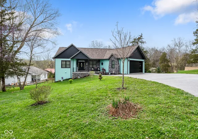 Homes for sale in Nashville, IN | 220 N Jefferson St, Nashville, IN 47448 | MLS# 22093437