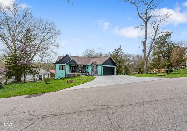 Homes for sale in Nashville, IN | 220 N Jefferson St, Nashville, IN 47448 | MLS# 22093437