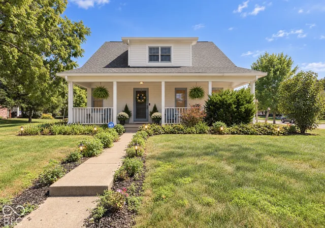 Photo 2 of Single family home for sale at 348 Creekbend Ln, Indianapolis, IN 46217 | MLS# 22093692 | Listing updated on 2026-10-28