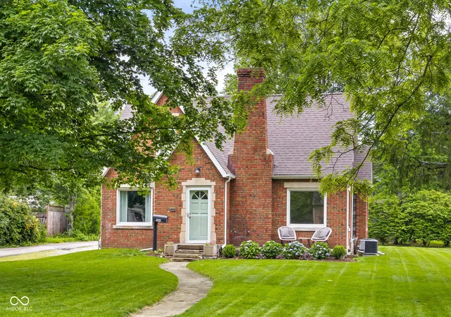 Homes for sale in Columbus, IN | 2645 Washington St, Columbus, IN 47201 | MLS# 22093721