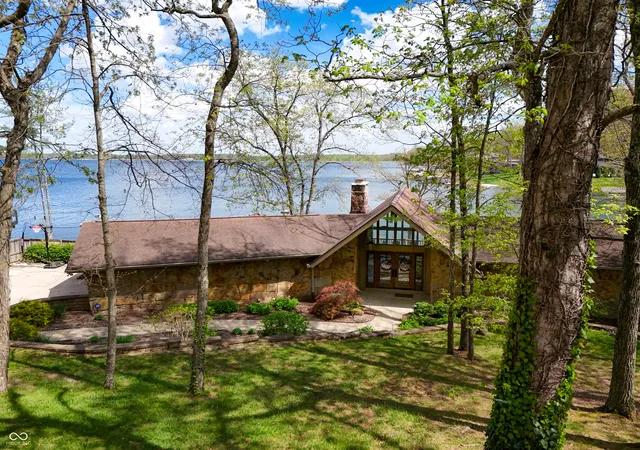Photo 1 of Sale Pending at 5531 S Poplar Dr, Columbus, IN 47201 | MLS# 22094352 | Listing updated on 2026-09-03