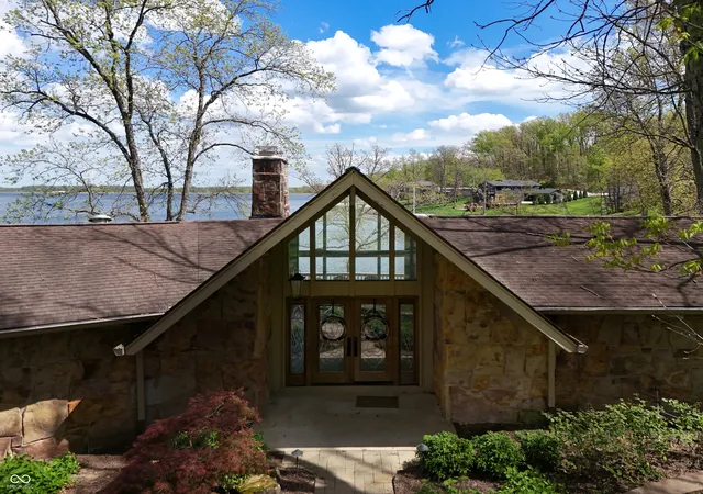 Photo 2 of Sale Pending at 5531 S Poplar Dr, Columbus, IN 47201 | MLS# 22094352 | Listing updated on 2026-09-03