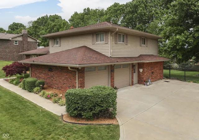 2nd image of 1640 Ridge Hill Ln, Indianapolis, IN 46217 | MLS# 22094441