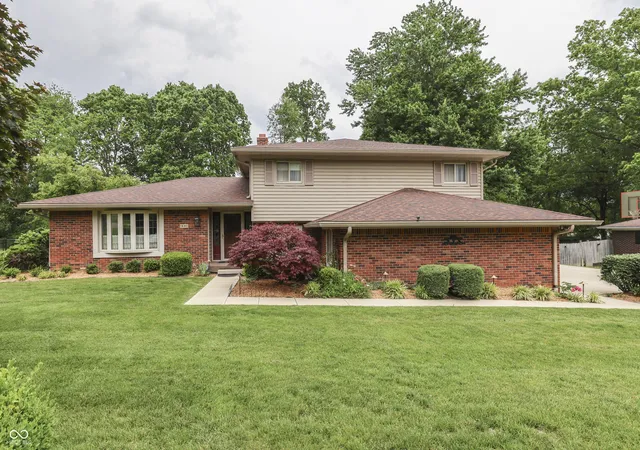 3rd image of 1640 Ridge Hill Ln, Indianapolis, IN 46217 | MLS# 22094441