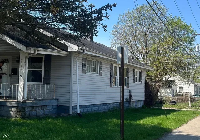 Photo 3 of Sale Pending at 2903 Lincoln St, Anderson, IN 46016 | MLS# 22094775 | Listing updated on 2026-10-08