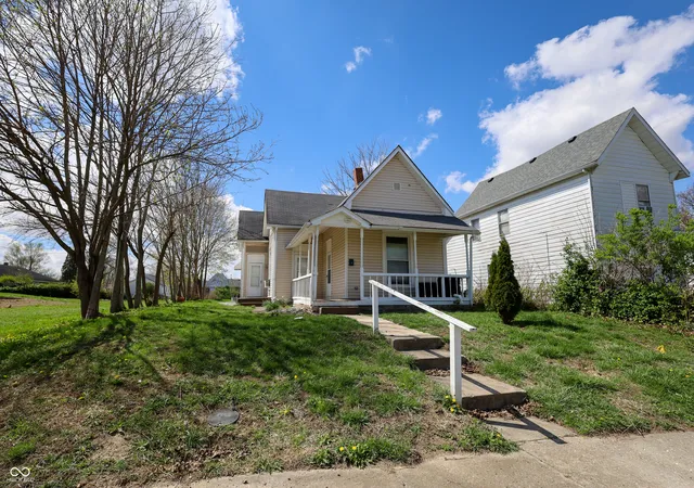 Photo 2 of Single family home for sale at 1429 Sherman St, Anderson, IN 46016 | MLS# 22094821 | Listing updated on 2026-04-12