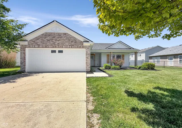 Photo 1 of Single family home for sale at 526 Bourneside Dr, Greenfield, IN 46140 | MLS# 22095594 | Listing updated on 2026-10-02