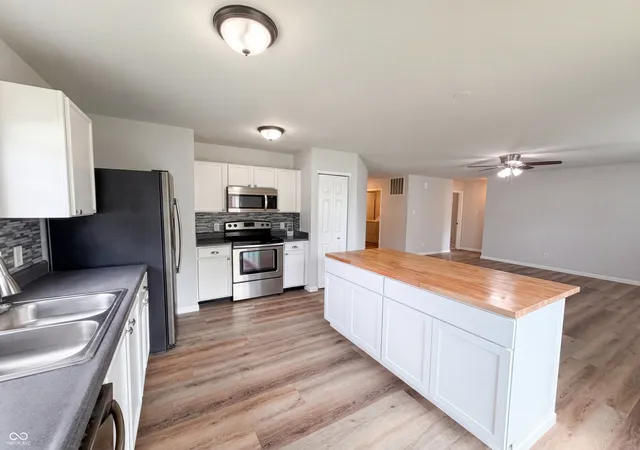 Photo 2 of Single family home for sale at 526 Bourneside Dr, Greenfield, IN 46140 | MLS# 22095594 | Listing updated on 2026-10-02