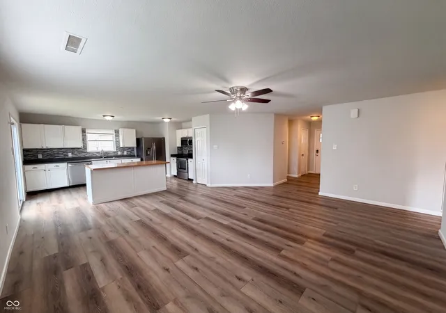 Photo 3 of Single family home for sale at 526 Bourneside Dr, Greenfield, IN 46140 | MLS# 22095594 | Listing updated on 2026-10-02