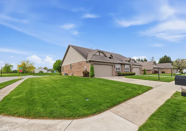 Homes for sale in Greenwood, IN | 735 Cottage Ln, Greenwood, IN 46143 | MLS# 22095625