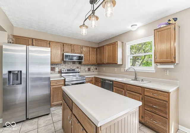 Homes for sale in Indianapolis, IN | 12303 W Ridge Cir, Indianapolis, IN 46236 | MLS# 22096371