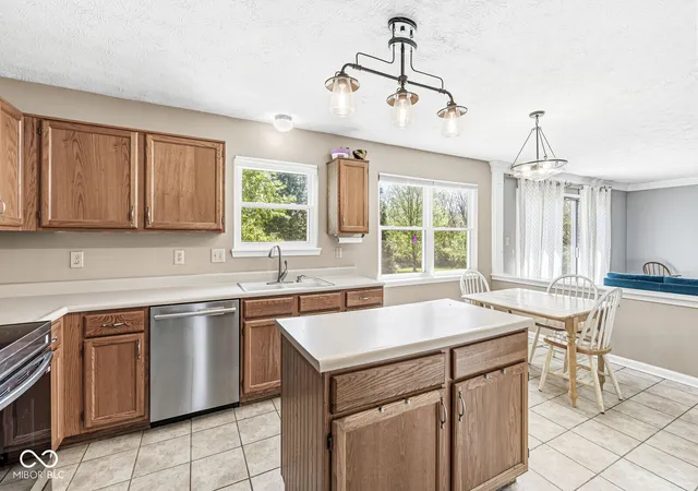 Homes for sale in Indianapolis, IN | 12303 W Ridge Cir, Indianapolis, IN 46236 | MLS# 22096371