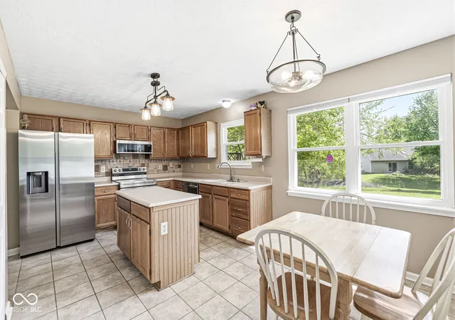 Homes for sale in Indianapolis, IN | 12303 W Ridge Cir, Indianapolis, IN 46236 | MLS# 22096371