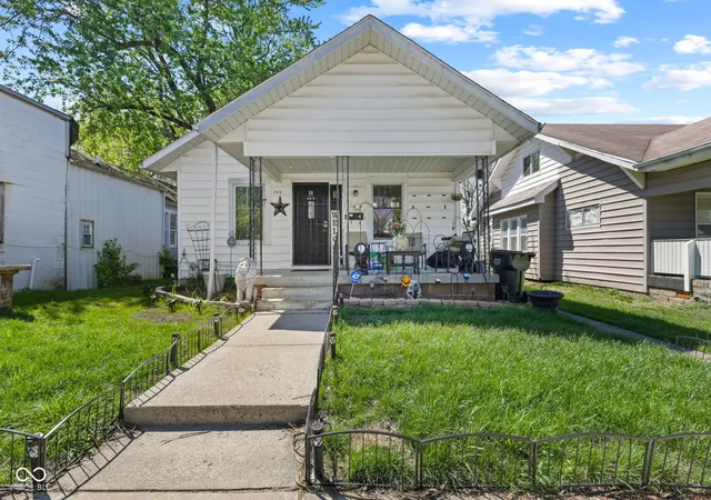 2nd image of 2443 Meridian St, Anderson, IN 46016 | MLS# 22096384