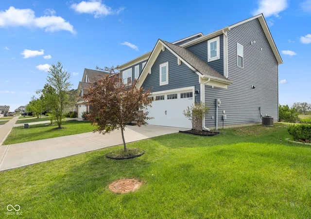Photo 3 of Single family home for sale at 1345 Sanderling Dr, Greenwood, IN 46143 | MLS# 22096691 | Listing updated on 2026-04-22