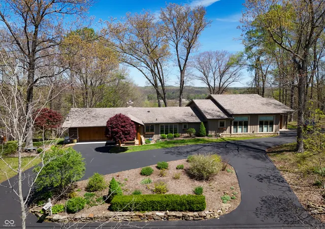 Homes for sale in Nashville, IN | 488 Town Hill Rd E, Nashville, IN 47448 | MLS# 22096876