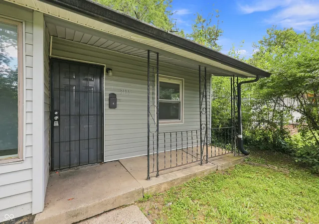 2nd image of 3125 Manor Ct, Indianapolis, IN 46218 | MLS# 22097616