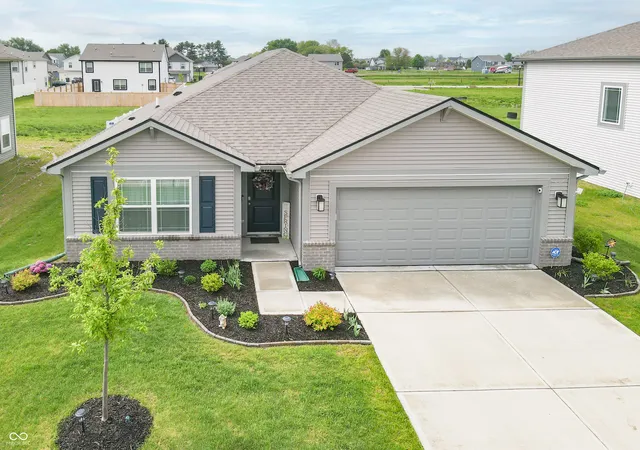 Homes for sale in Greenfield, IN | 1229 Fleming Dr, Greenfield, IN 46140 | MLS# 22097626