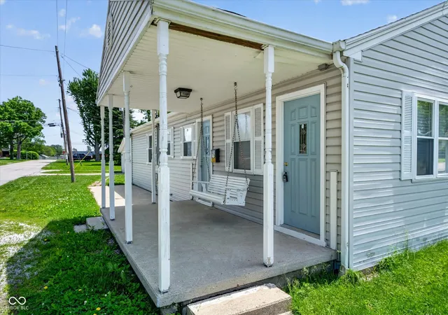 Photo 3 of Single family home for sale at 707 N Anderson St, Elwood, IN 46036 | MLS# 22097825 | Listing updated on 2026-08-30
