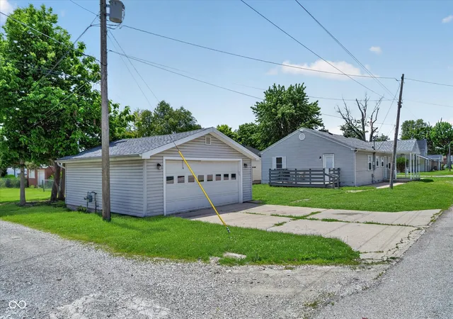 Photo 3 of Single family home for sale at 707 N Anderson St, Elwood, IN 46036 | MLS# 22097825 | Listing updated on 2026-08-30