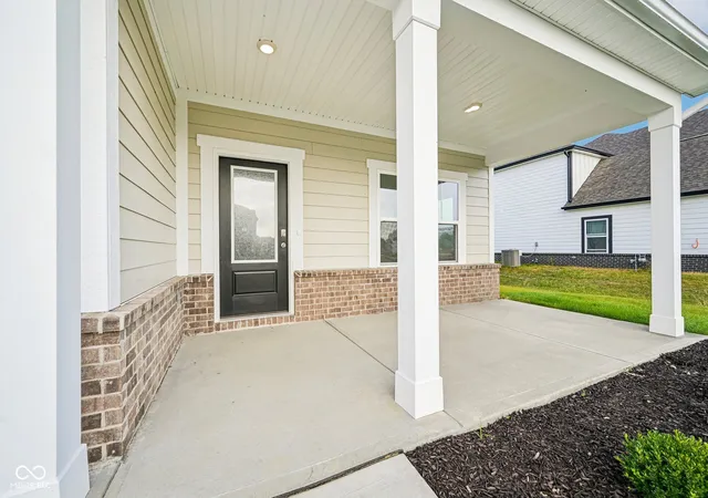 Photo 4 of Single family home for sale at 552 Portside Dr, Avon, IN 46123 | MLS# 22098377 | Listing updated on 2026-09-22
