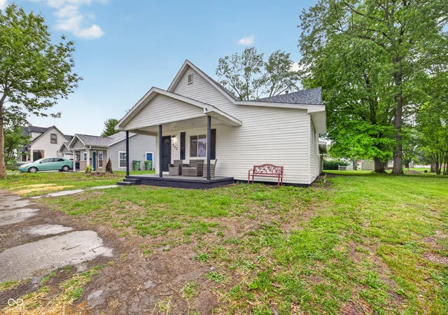 Photo 2 of Sale Pending at 722 N Main St, Sullivan, IN 47882 | MLS# 22098538 | Listing updated on 2026-08-16
