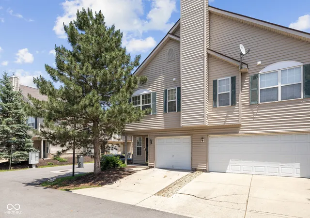 Condo for sale at 4827 Flt Stone Pl, Indianapolis, IN 46268 | MLS# 22098574