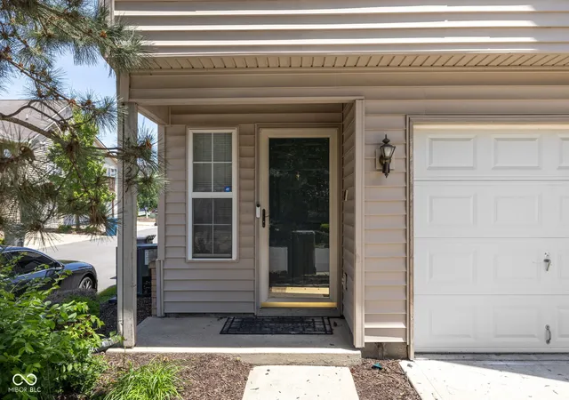 Photo 2 of Condo for sale at 4827 Flt Stone Pl, Indianapolis, IN 46268 | MLS# 22098574 | Listing updated on 2026-10-27