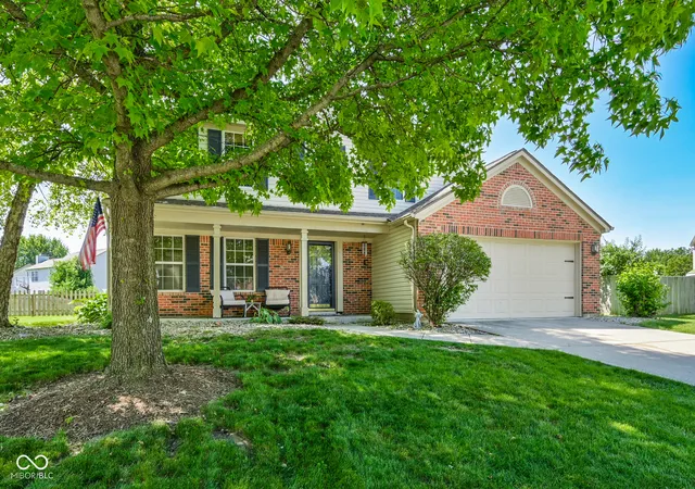 Homes for sale in Greenwood, IN | 1213 Barrington Dr, Greenwood, IN 46143 | MLS# 22099048