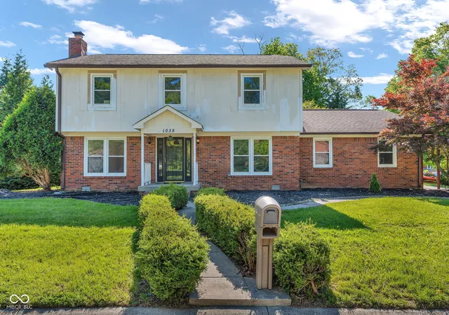 Photo 2 of Single family home for sale at 1039 Ridgeview Ct, Avon, IN 46123 | MLS# 22099221 | Listing updated on 2026-05-05