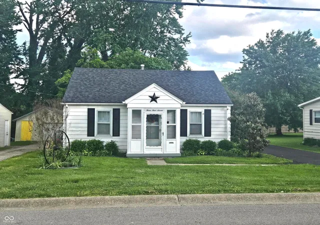 Photo 3 of Single family home for sale at 347 S Fern St, Sellersburg, IN 47172 | MLS# 22099417 | Listing updated on 2026-10-14