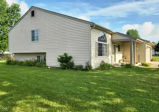 2nd image of 4734 Hackberry Dr, Columbus, IN 47201 | MLS# 22099588