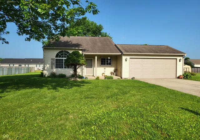 Photo 3 of Single family home for sale at 4734 Hackberry Dr, Columbus, IN 47201 | MLS# 22099588 | Listing updated on 2026-09-30