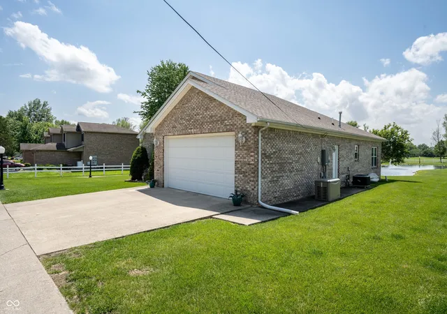 Homes for sale in Seymour, IN | 5584 Sandy Creek Dr N, Seymour, IN 47274 | MLS# 22099844