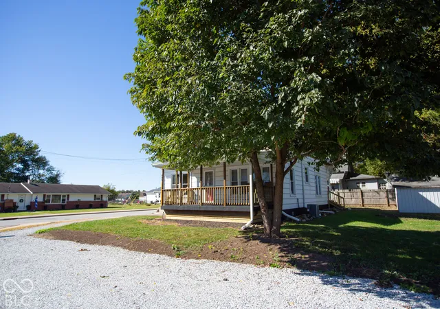 Photo 4 of Single family home for sale at 405 S Mulberry St, Fairland, IN 46126 | MLS# 22100095 | Listing updated on 2026-10-07