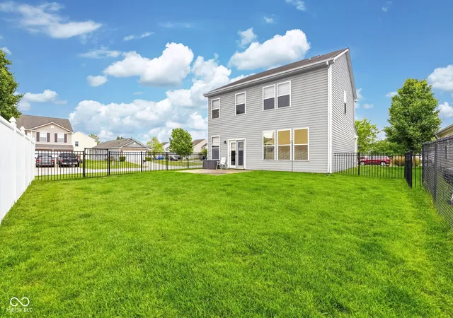 Homes for sale in Columbus, IN | 2462 Middle View Dr, Columbus, IN 47201 | MLS# 22100156