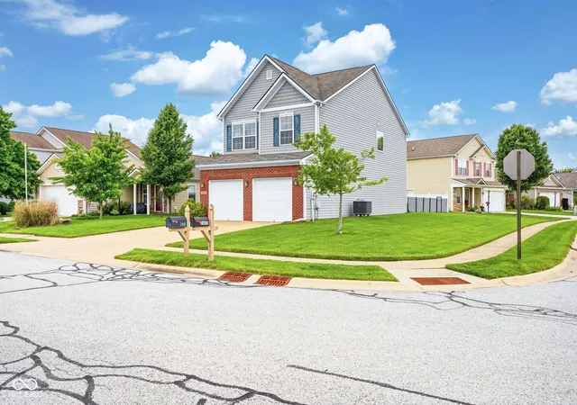 Homes for sale in Columbus, IN | 2462 Middle View Dr, Columbus, IN 47201 | MLS# 22100156