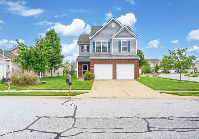 Homes for sale in Columbus, IN | 2462 Middle View Dr, Columbus, IN 47201 | MLS# 22100156