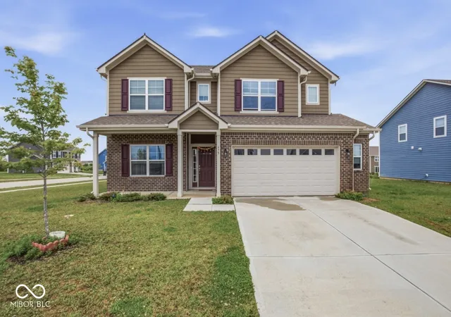 Photo 1 of Single family home for sale at 975 Bent Branch Ln, Greenwood, IN 46143 | MLS# 22100634 | Listing updated on 2026-05-23