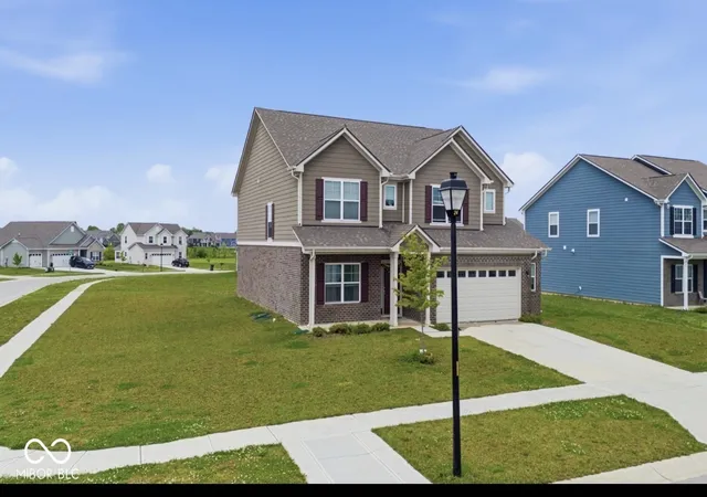 Photo 2 of Single family home for sale at 975 Bent Branch Ln, Greenwood, IN 46143 | MLS# 22100634 | Listing updated on 2026-05-23