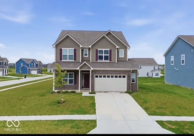 Photo 4 of Single family home for sale at 975 Bent Branch Ln, Greenwood, IN 46143 | MLS# 22100634 | Listing updated on 2026-05-23