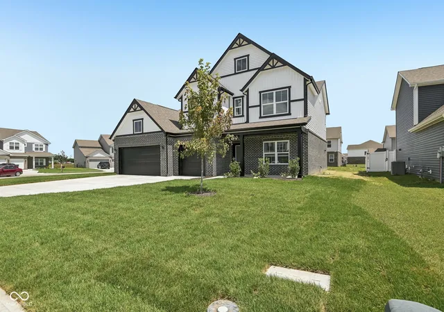 Photo 3 of Sale Pending at 100 Ames Dr, Whiteland, IN 46184 | MLS# 22100693 | Listing updated on 2026-08-25