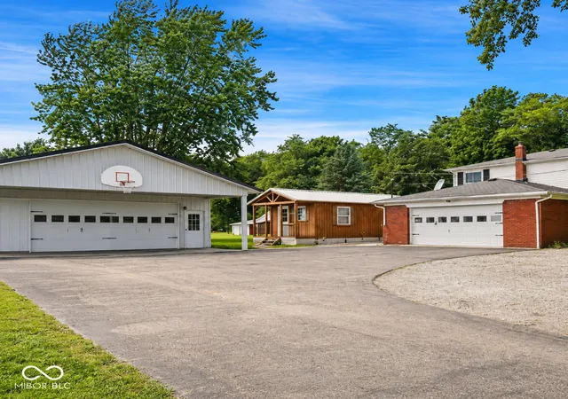 Photo 3 of Single family home for sale at 10640 N County Rd 250 E, Roachdale, IN 46172 | MLS# 22101054 | Listing updated on 2026-10-05