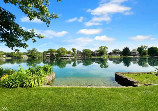 2nd image of 3810 Lakeside Dr, Columbus, IN 47203 | MLS# 22101227